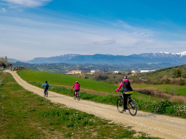 In E-Bike a Città Sant’Angelo sull’Antica Via del Sale