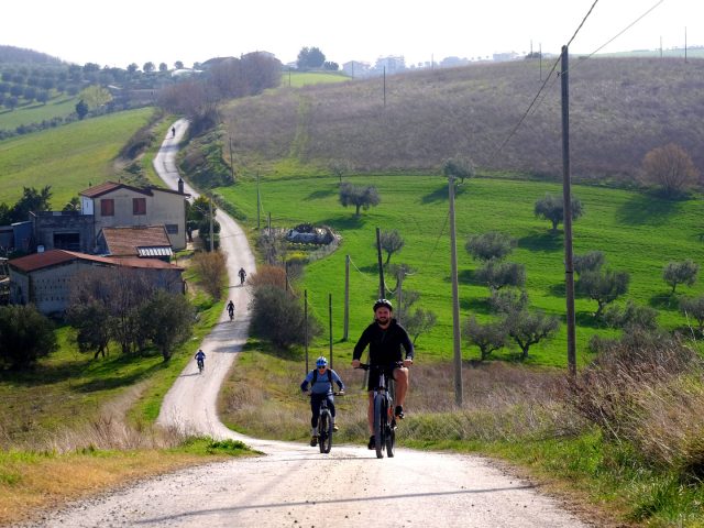 In E-Bike giro delle Terre del Cerrano Settentrionali