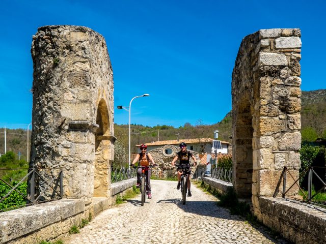 In E-Bike ai Ponti Romani nella  Fondo Valle Aterno