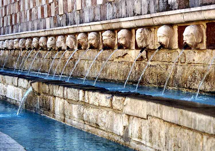 Abruzzo da vedere  - Fontana 99 Cannelle (L’Aquila)